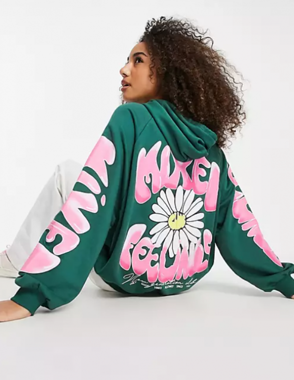 Hoodie oversize dengan motif bunga-bunga